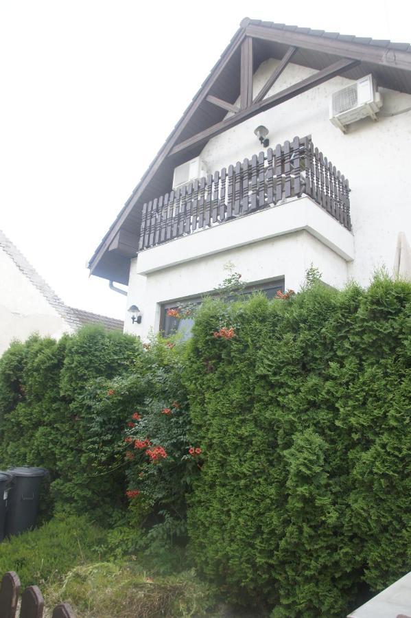 Szuzanna Fenyves Panzio Bed & Breakfast Siofok Exterior photo